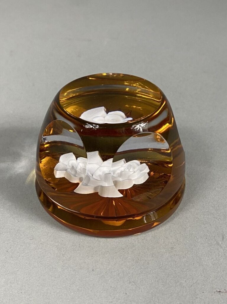 Cristal de Sèvres - Presse-papiers à talon ambre orné d'un cristallo-cérame rep…
