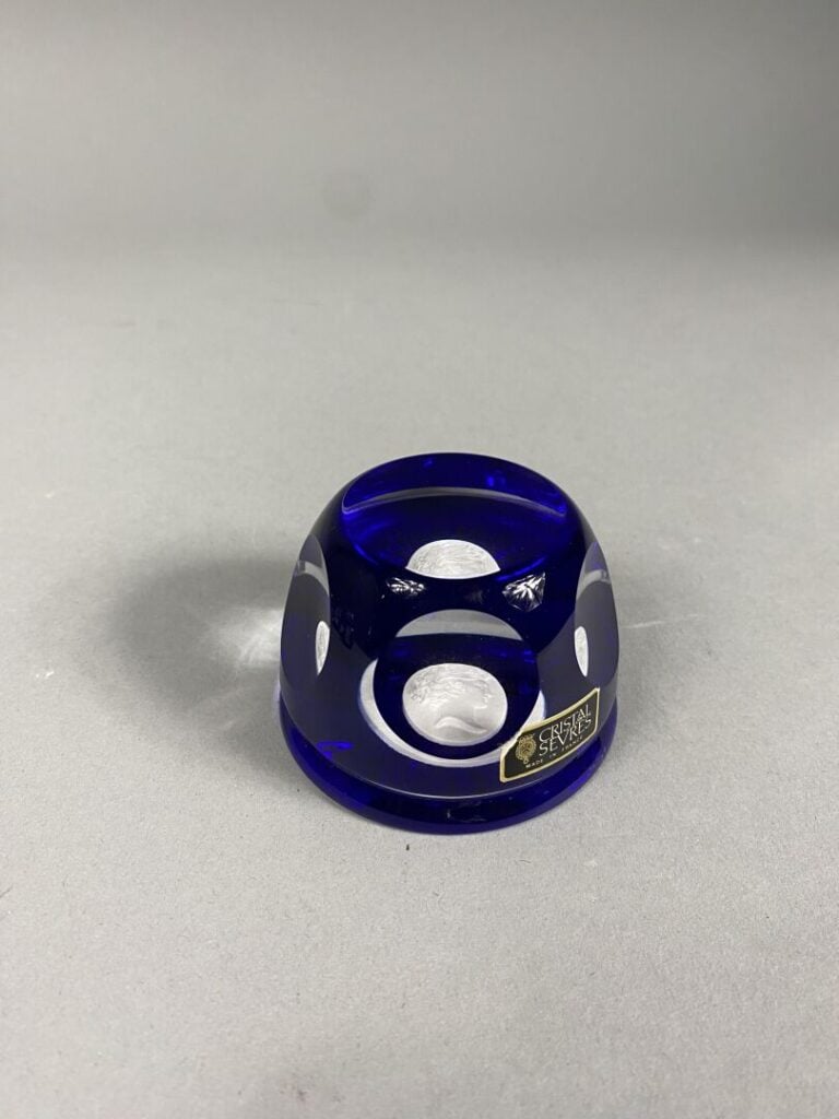 Cristal de Sèvres - Presse-papiers à talon bleu translucide orné d'une médaille…