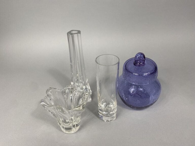 DAUM - Ensemble de trois vases en cristal pressé moulé - Signés - H (le plus gr…