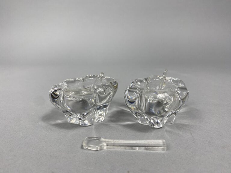 DAUM France - Paire de salières en cristal moulé et leurs pelles à sel - Signée…