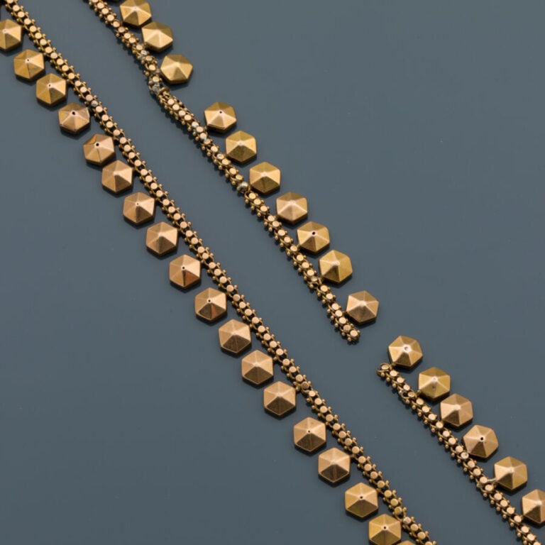 DEBRIS (anciennement COLLIER) en or rose (750‰) retenant des motifs "pastilles…