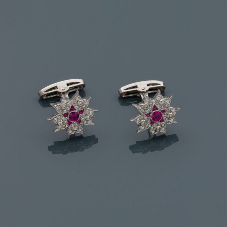 Délicate paire de BOUTONS de MANCHETTES "fleurs stylisées" en or gris (750‰) aj…
