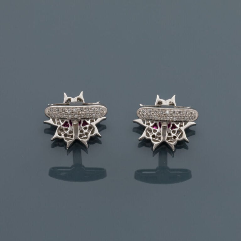 Délicate paire de BOUTONS de MANCHETTES "fleurs stylisées" en or gris (750‰) aj…