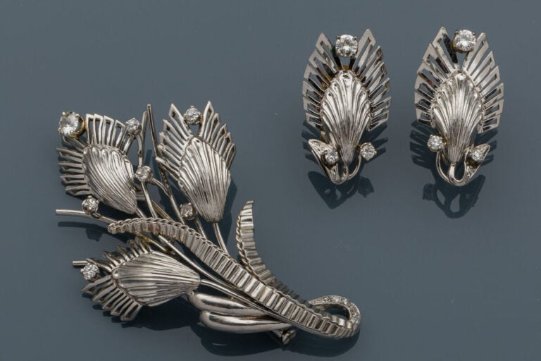 DEMI-PARURE "chardons" comprenant une BROCHE et une PAIRE de CLIPS D'OREILLES e…