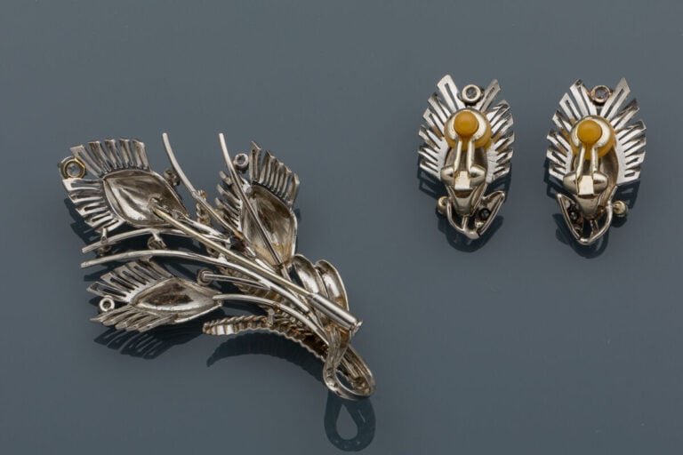 DEMI-PARURE "chardons" comprenant une BROCHE et une PAIRE de CLIPS D'OREILLES e…