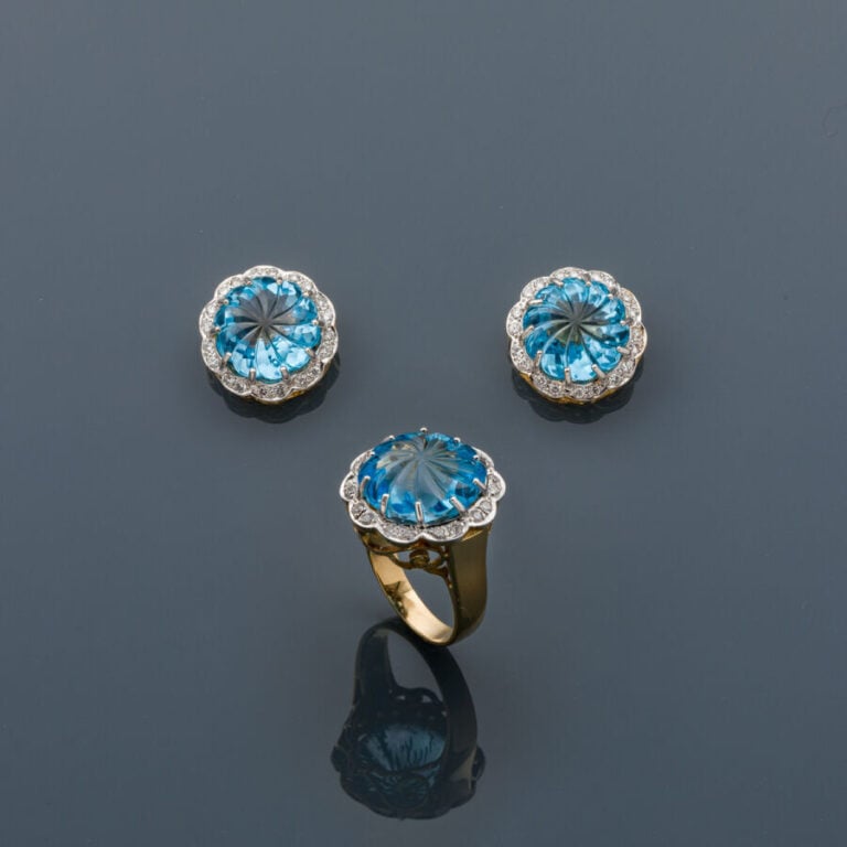 DEMI-PARURE "fleurs" comprenant une BAGUE et une paire de BOUCLES d'OREILLES en…