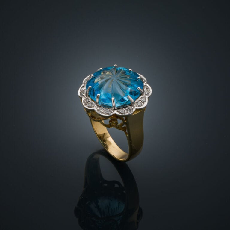 DEMI-PARURE "fleurs" comprenant une BAGUE et une paire de BOUCLES d'OREILLES en…
