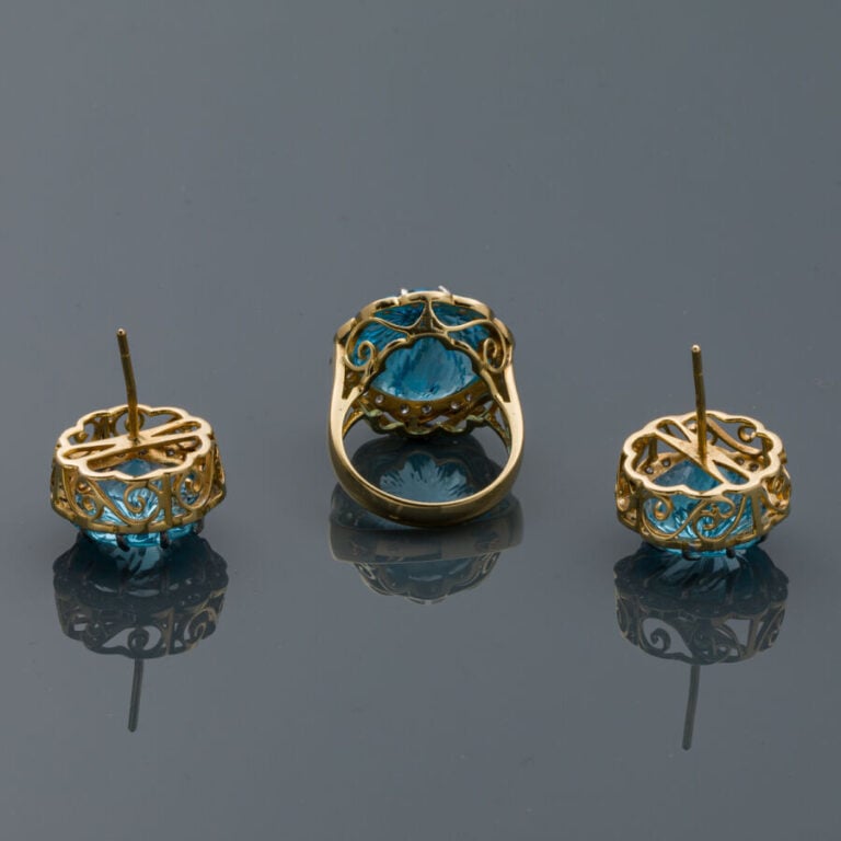 DEMI-PARURE "fleurs" comprenant une BAGUE et une paire de BOUCLES d'OREILLES en…