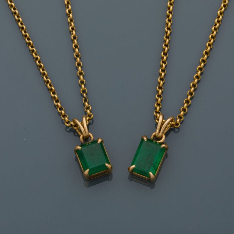Deux COLLIERS chaînettes en or jaune (750‰) retenant chacun un PENDENTIF serti…