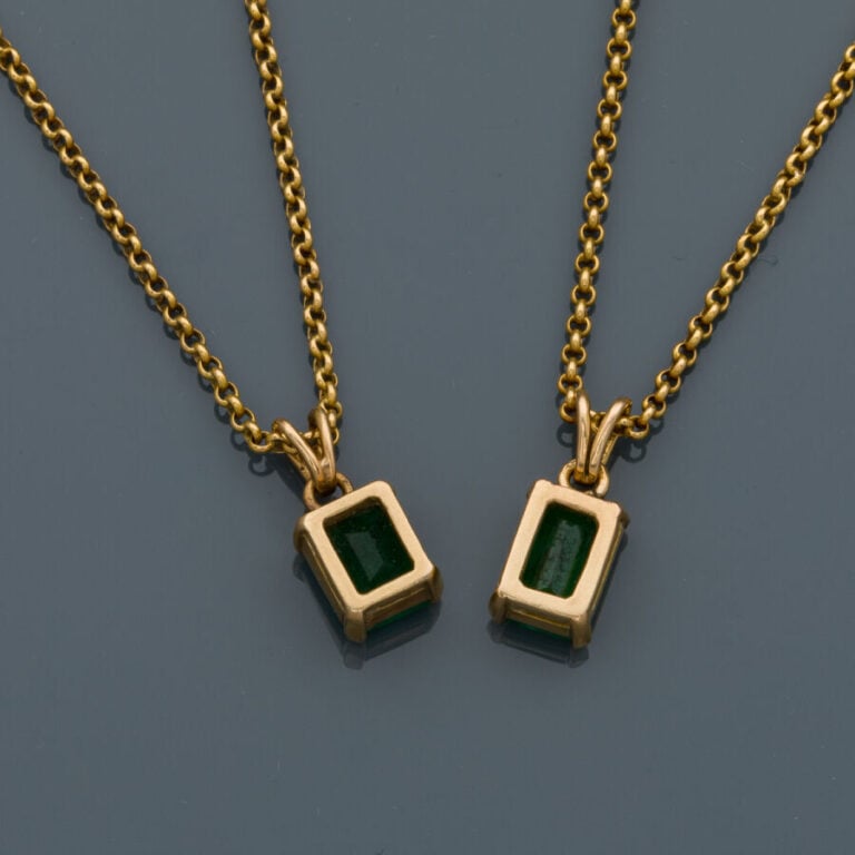 Deux COLLIERS chaînettes en or jaune (750‰) retenant chacun un PENDENTIF serti…