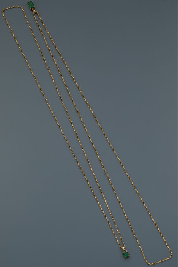 Deux COLLIERS chaînettes en or jaune (750‰) retenant chacun un PENDENTIF serti…