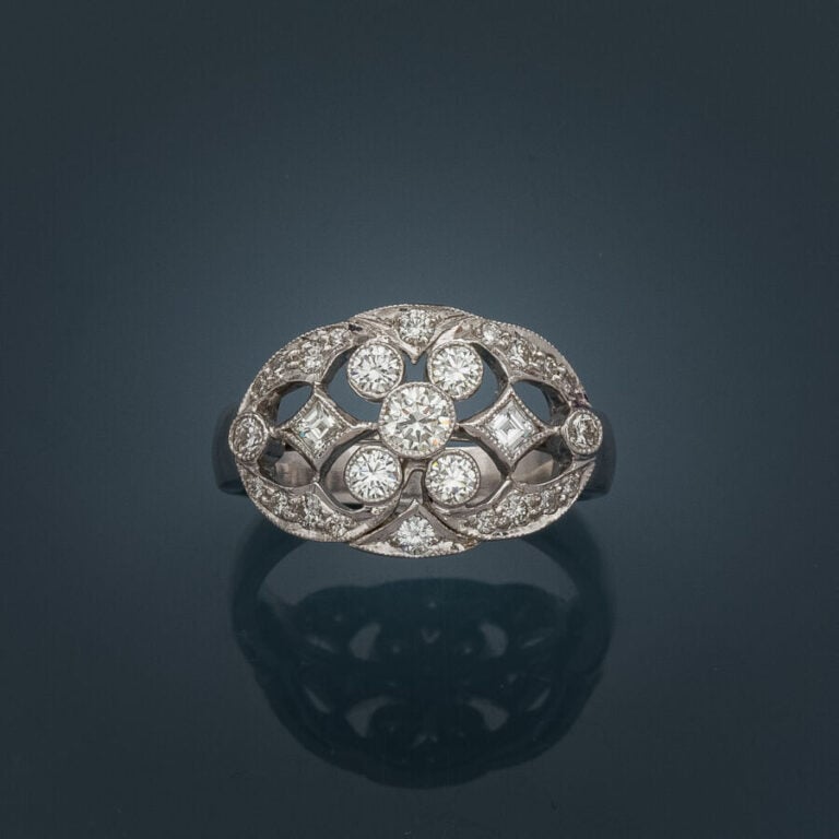 DIAFINI - BAGUE en or gris (750‰) ajouré, serti de diamants taille brillant et…