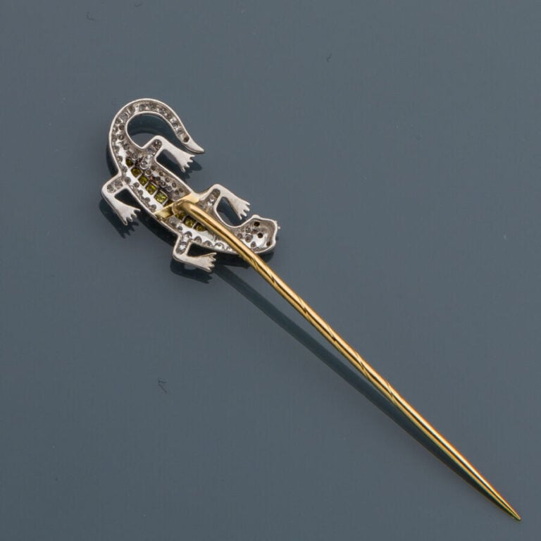 DIAFINI - EPINGLE à CRAVATE "salamandre" en or jaune et or gris (750‰) serti de…