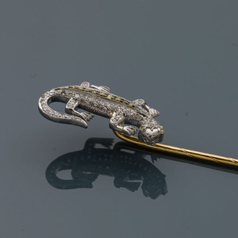 DIAFINI - EPINGLE à CRAVATE "salamandre" en or jaune et or gris (750‰) serti de…
