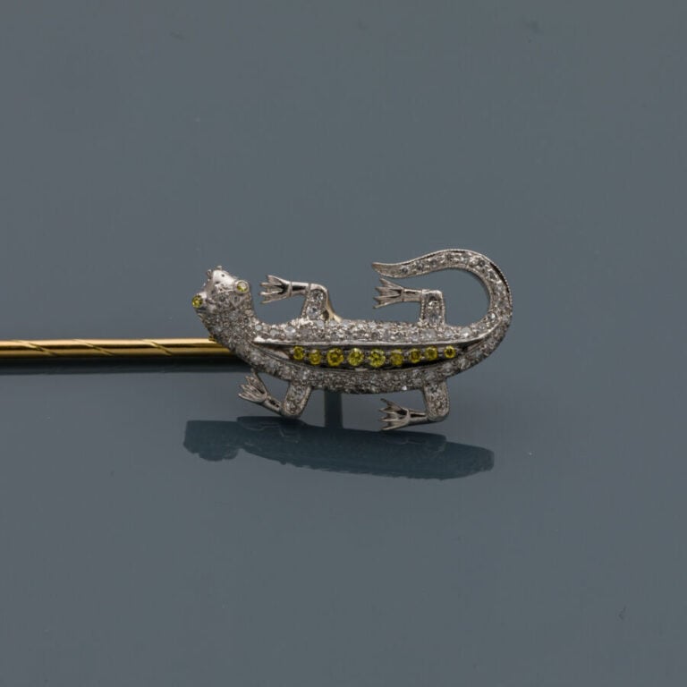 DIAFINI - EPINGLE à CRAVATE "salamandre" en or jaune et or gris (750‰) serti de…
