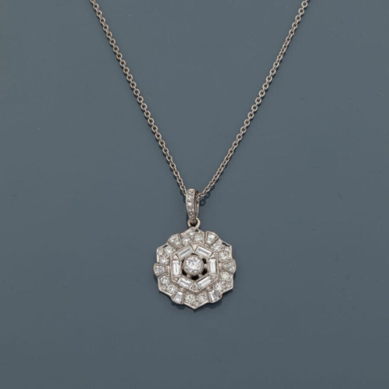 DIAFINI - PENDENTIF "fleur" et sa chaînette en or gris (750‰) serti de diamants…