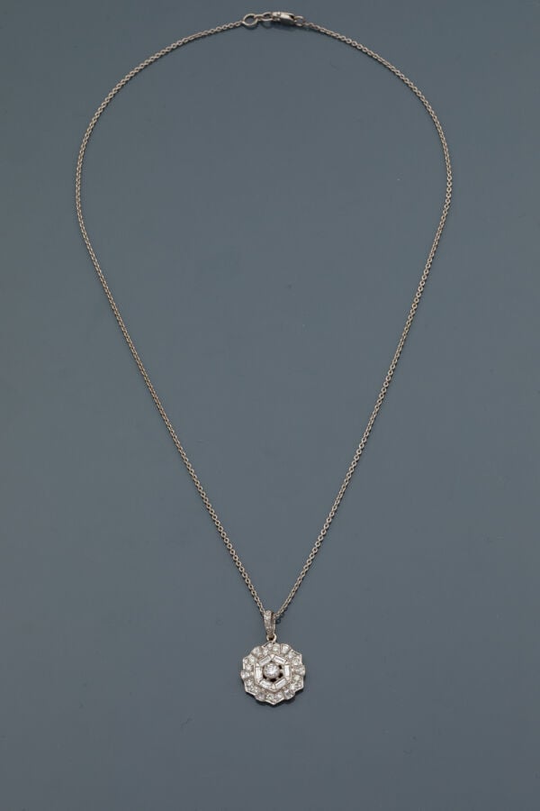 DIAFINI - PENDENTIF "fleur" et sa chaînette en or gris (750‰) serti de diamants…