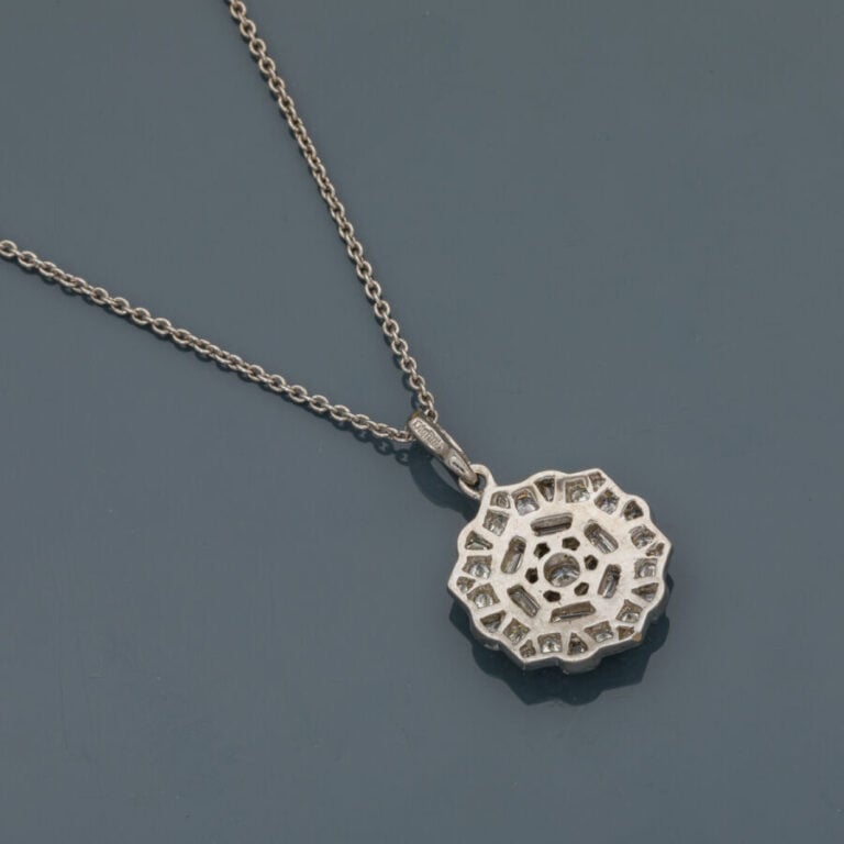 DIAFINI - PENDENTIF "fleur" et sa chaînette en or gris (750‰) serti de diamants…