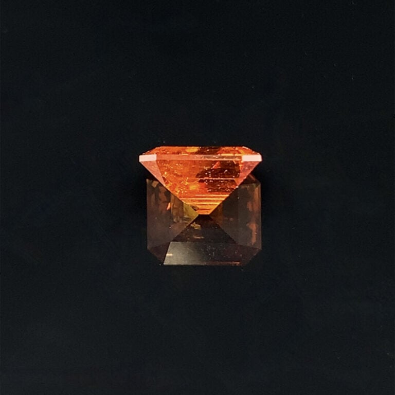 DIAMANT taillé à degrés accompagné d'un rapport d'analyse du laboratoire CGL da…