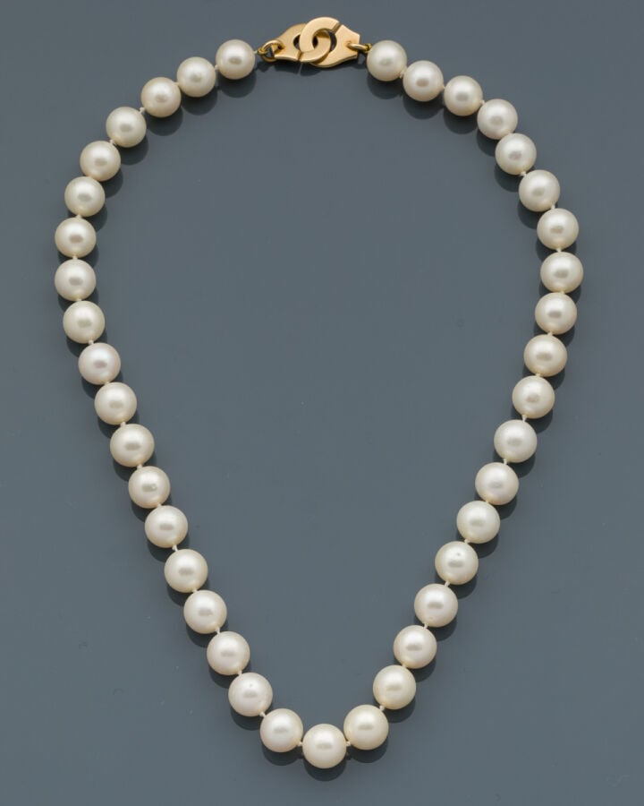 DINH VAN - COLLIER composé d'un rang de perles de culture blanches. Fermoir "me…