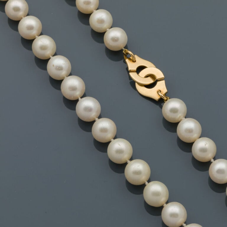 DINH VAN - COLLIER composé d'un rang de perles de culture blanches. Fermoir "me…