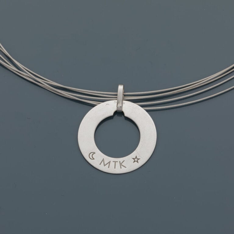 DINH VAN - COLLIER modèle "Cible" en or gris (750‰) composé de cinq cables d'or…