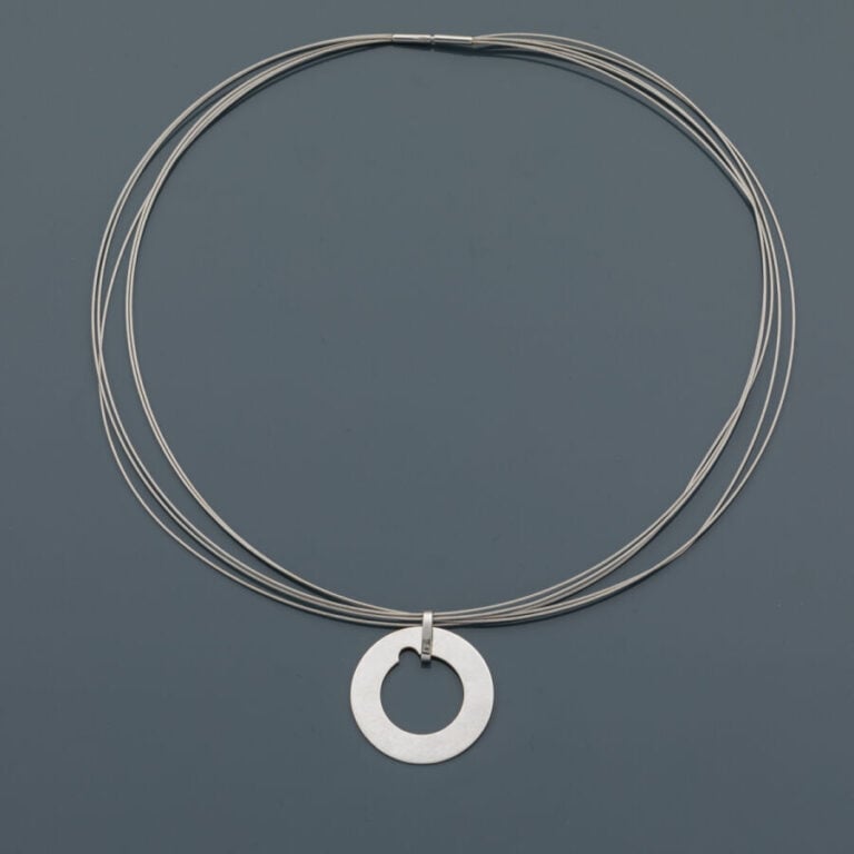 DINH VAN - COLLIER modèle "Cible" en or gris (750‰) composé de cinq cables d'or…