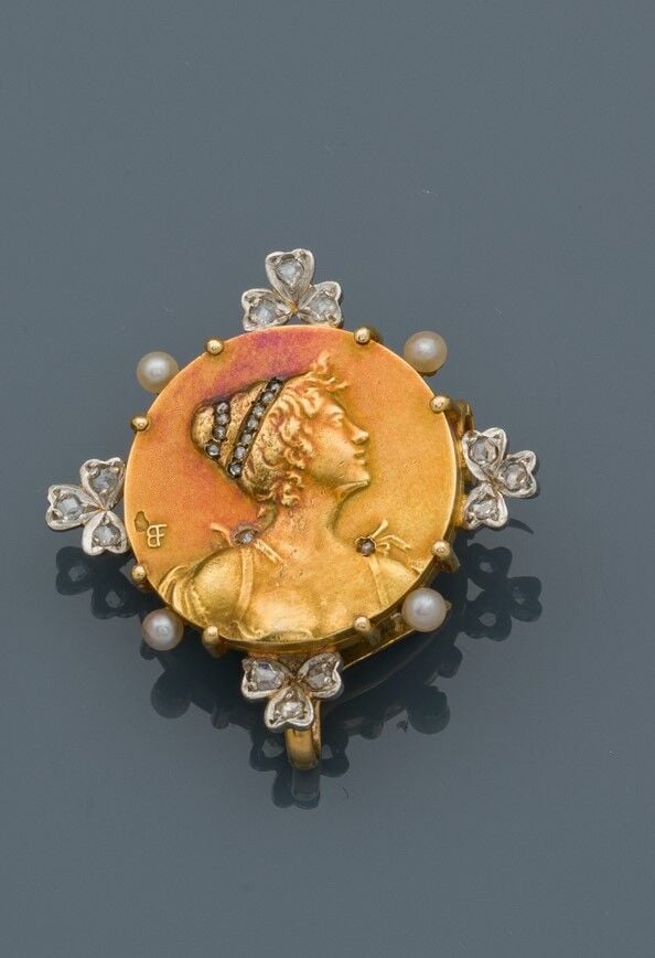 Edmond-Henri BECKER - BROCHE en or jaune (750‰) retenant une médaille figurant…