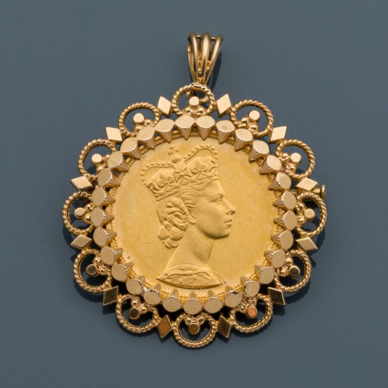 Edmond-Henri BECKER - BROCHE en or jaune (750‰) retenant une médaille figurant…
