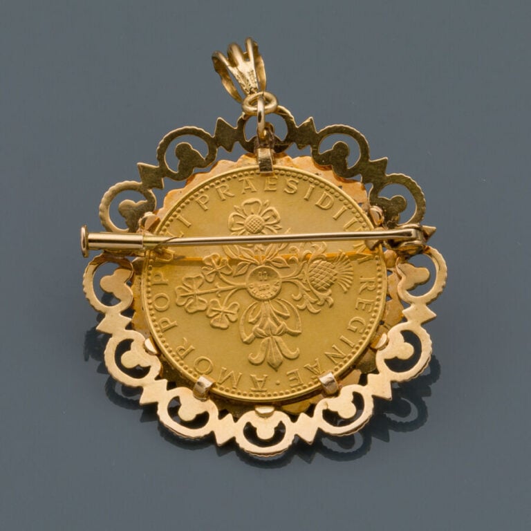 Edmond-Henri BECKER - BROCHE en or jaune (750‰) retenant une médaille figurant…