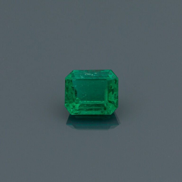 EMERAUDE pesant 1 carat, taillée à degrés.