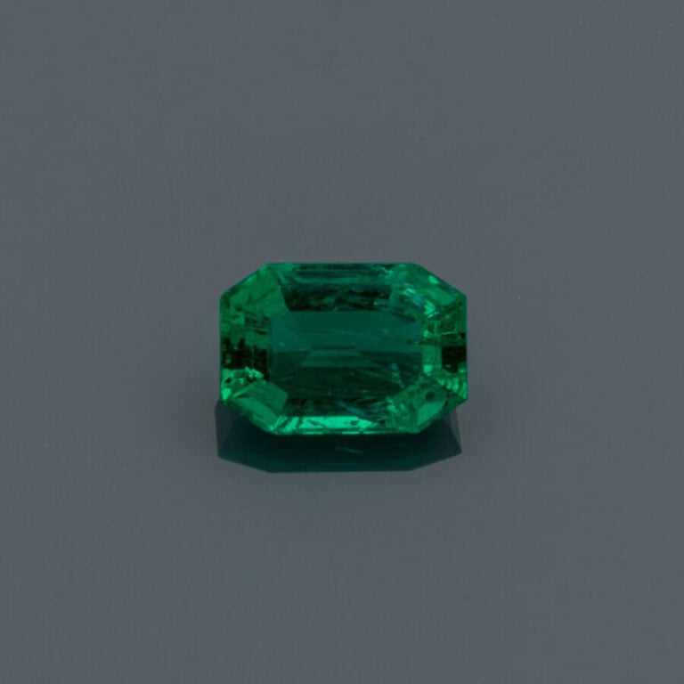 EMERAUDE pesant 1,8 carat, taillée à degrés.