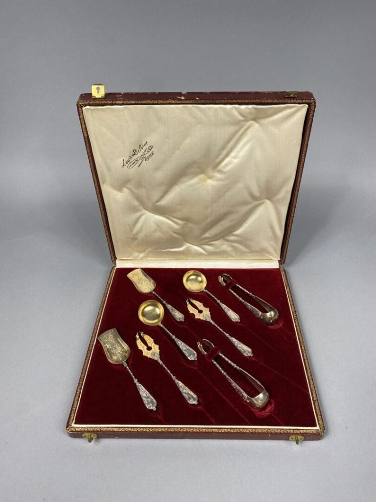 Ensemble de huit couverts à bonbon en vermeil comprenant deux pinces à sucre, d…