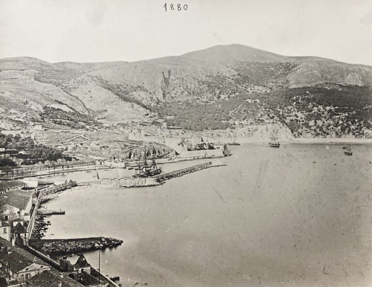 Ensemble de trois photographies en noir et blanc dont une de 1880 représentant…
