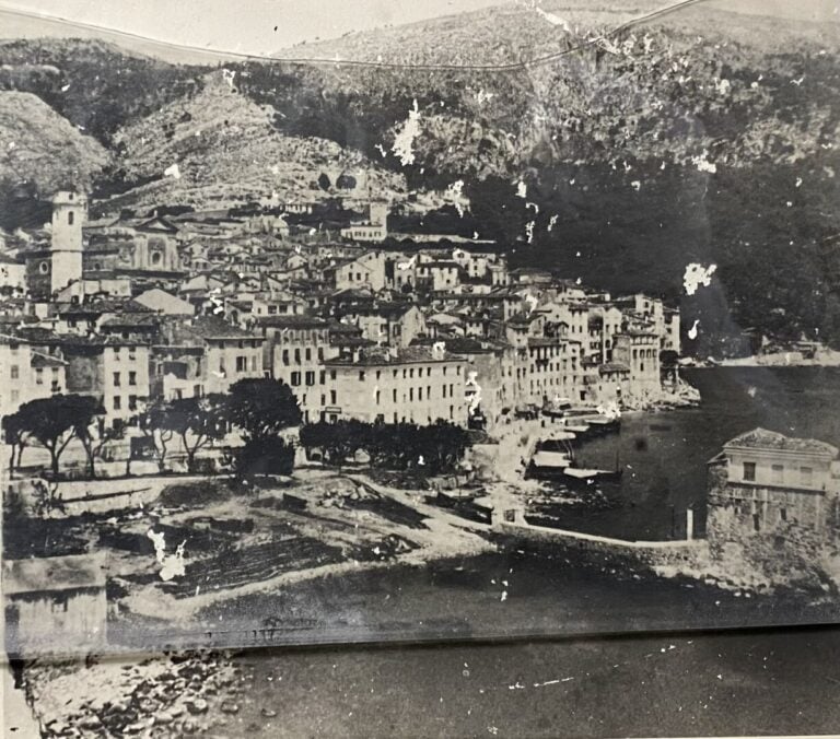 Ensemble de trois photographies en noir et blanc dont une de 1880 représentant…