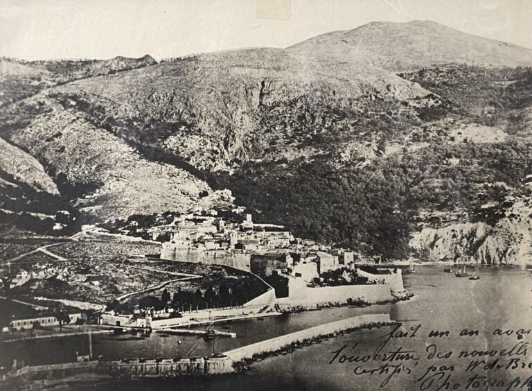 Ensemble de trois photographies en noir et blanc dont une de 1880 représentant…