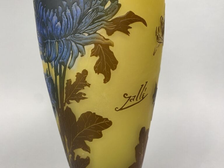 Etablissements GALLE - Vase de forme balustre sur piédouche circulaire verre do…