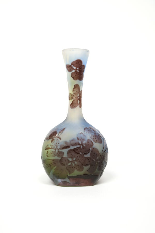 Établissements GALLE - Vase soliflore à panse renflée en méplat et long col éva…