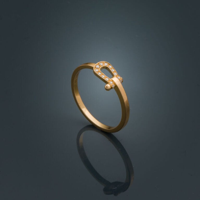 FRED - Fine BAGUE modèle "Force 10" en or jaune (‰) ajouré, serti de petits dia…