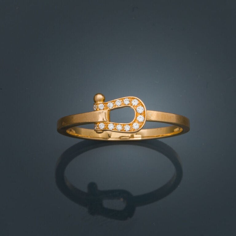 FRED - Fine BAGUE modèle "Force 10" en or jaune (‰) ajouré, serti de petits dia…