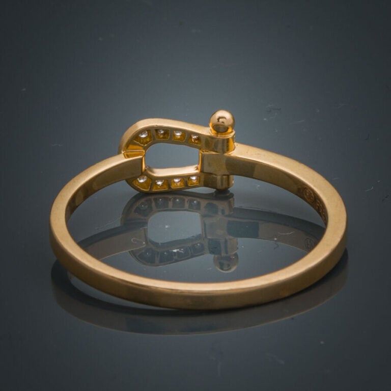 FRED - Fine BAGUE modèle "Force 10" en or jaune (‰) ajouré, serti de petits dia…