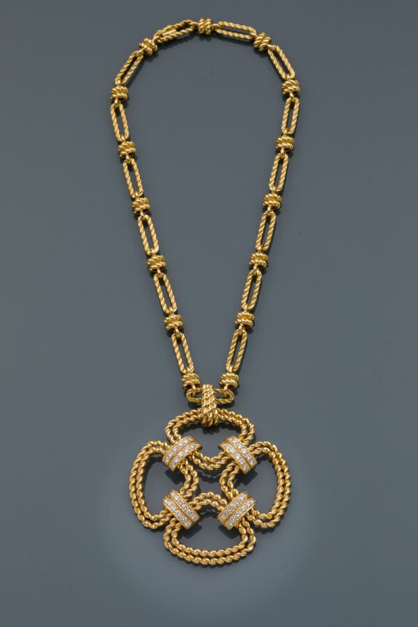 FRED - SAUTOIR composé d'un important PENDENTIF stylisé et deux COLLIERS en or…