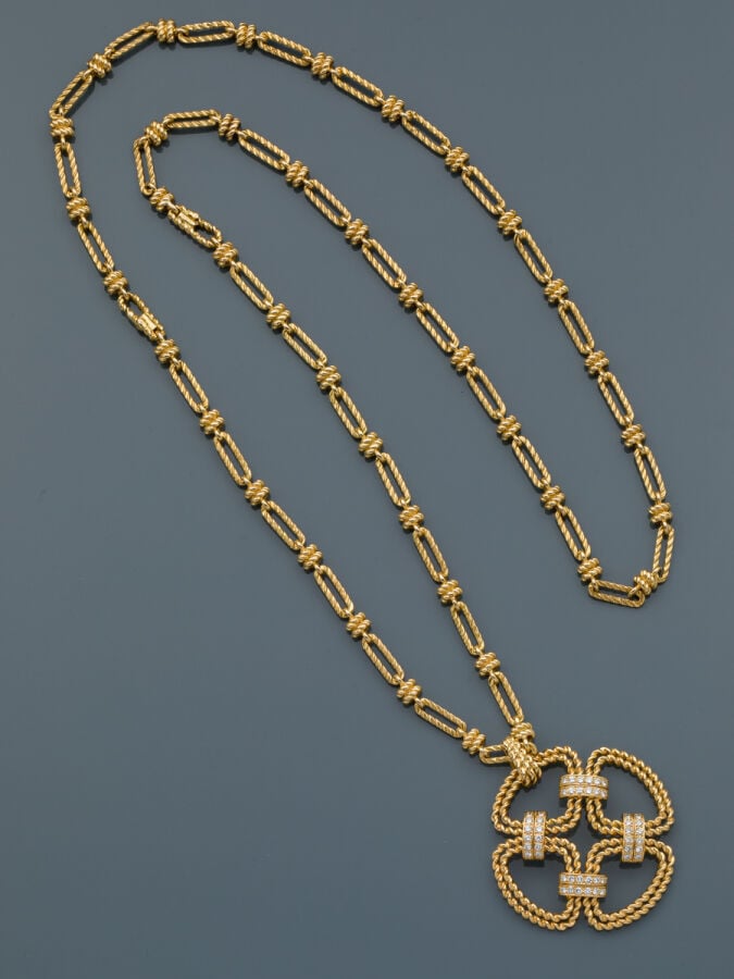 FRED - SAUTOIR composé d'un important PENDENTIF stylisé et deux COLLIERS en or…