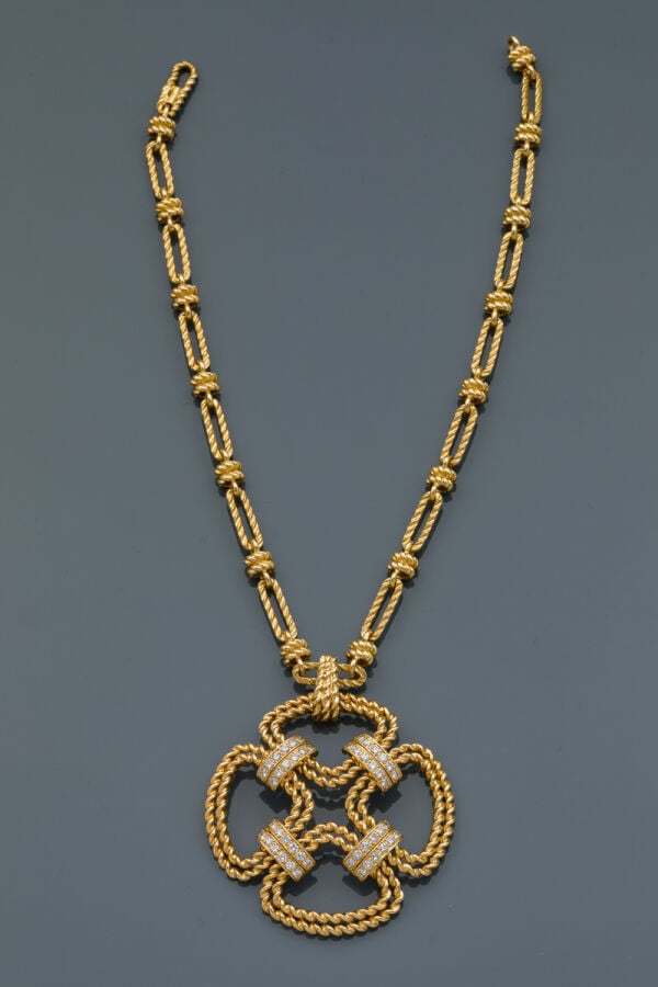 FRED - SAUTOIR composé d'un important PENDENTIF stylisé et deux COLLIERS en or…