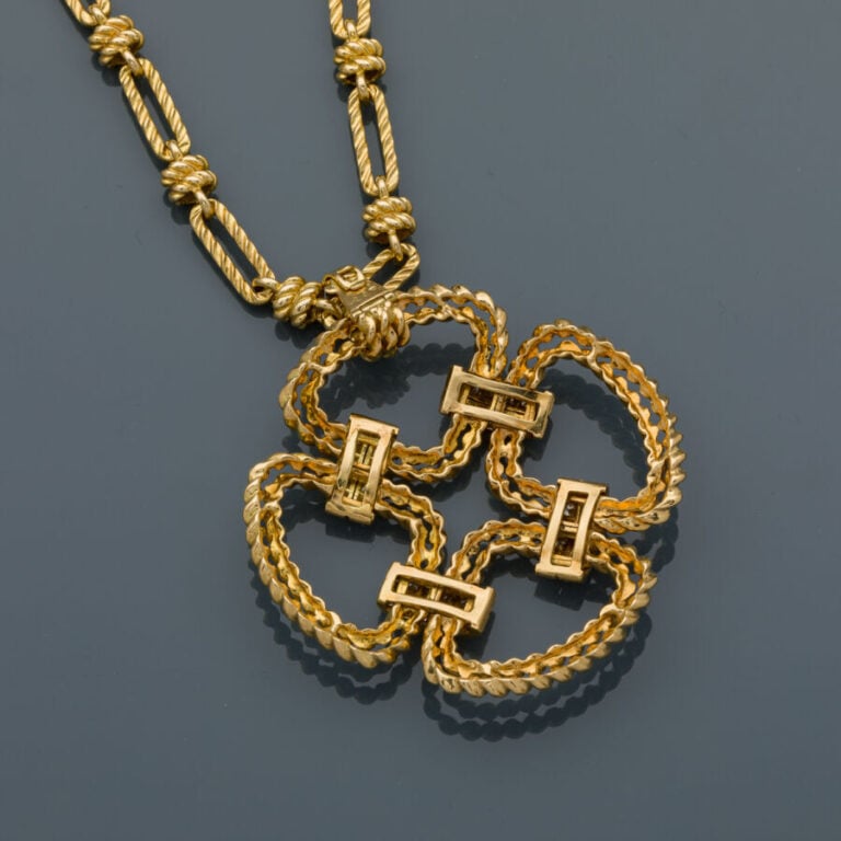 FRED - SAUTOIR composé d'un important PENDENTIF stylisé et deux COLLIERS en or…
