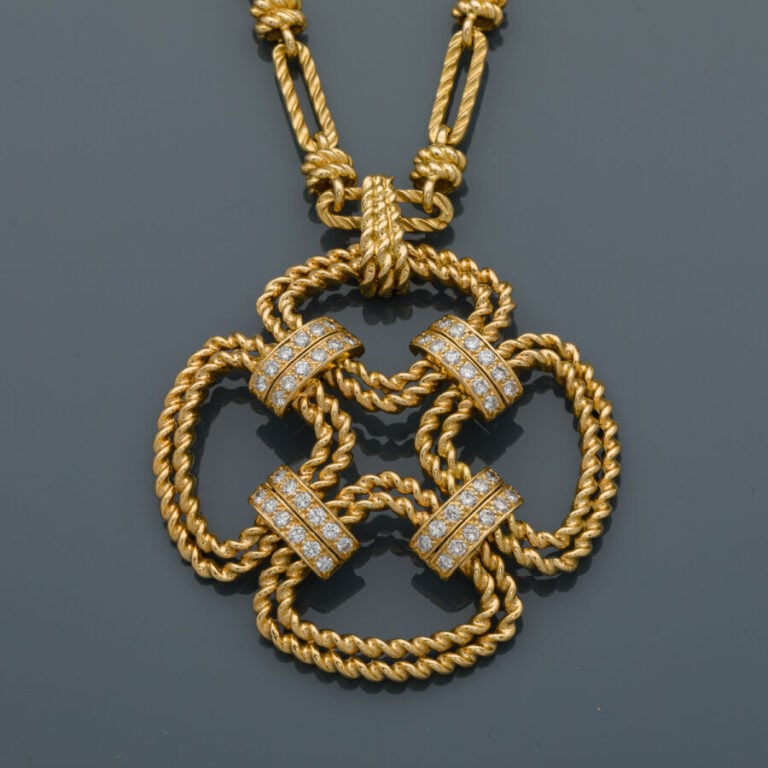 FRED - SAUTOIR composé d'un important PENDENTIF stylisé et deux COLLIERS en or…