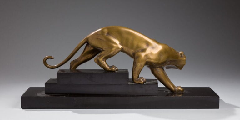Georges LAVROFF (1895-1991) - Panthère sur socle à gradins en marbre noir - Bro…