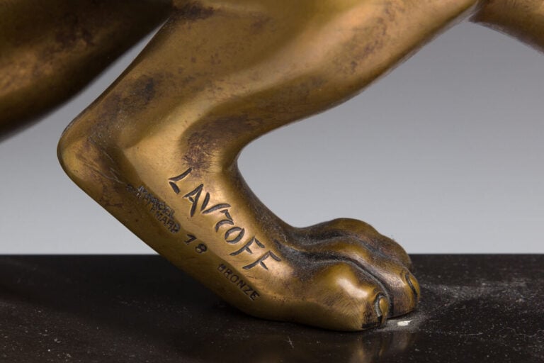 Georges LAVROFF (1895-1991) - Panthère sur socle à gradins en marbre noir - Bro…