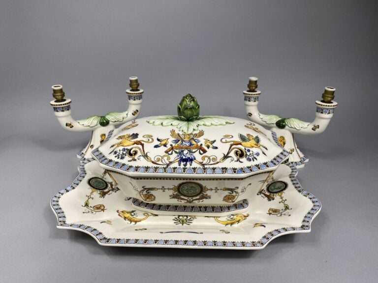 GIEN - Légumier et son plateau en faience à décor sphinges et angelots - Marque…