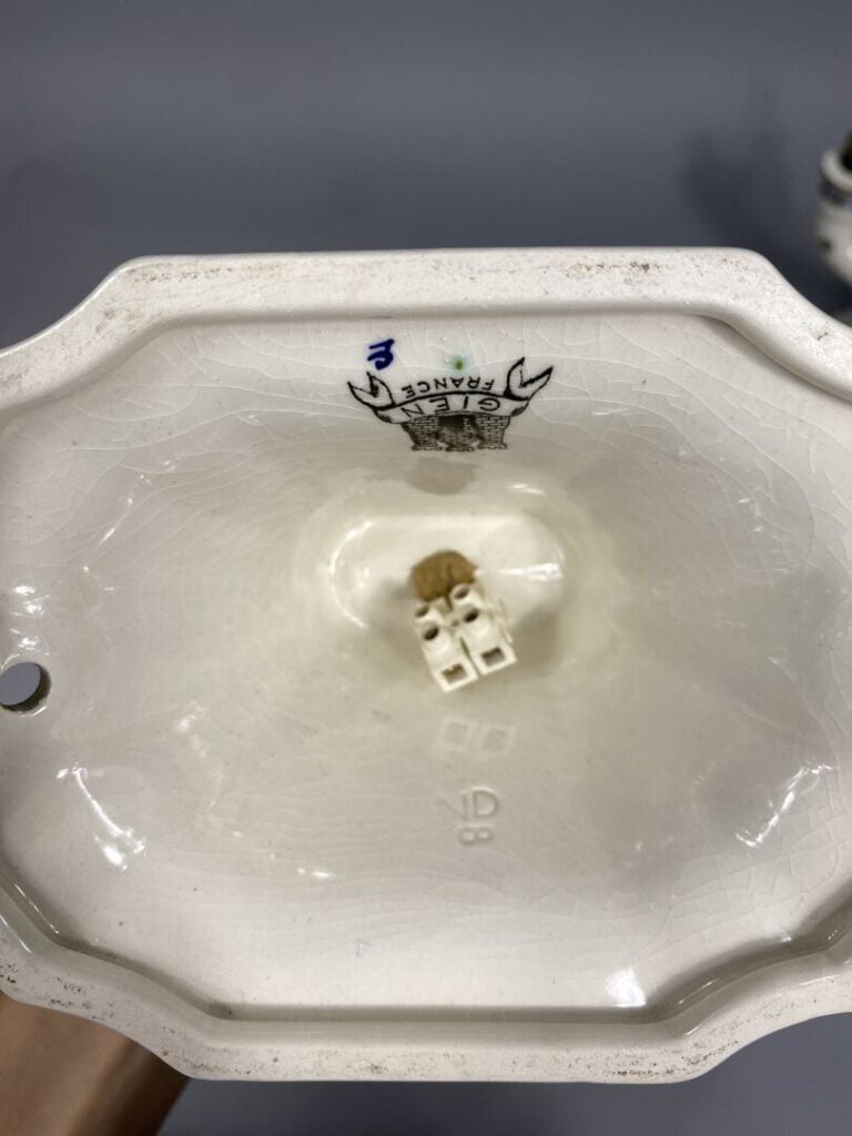GIEN - Légumier et son plateau en faience à décor sphinges et angelots - Marque…